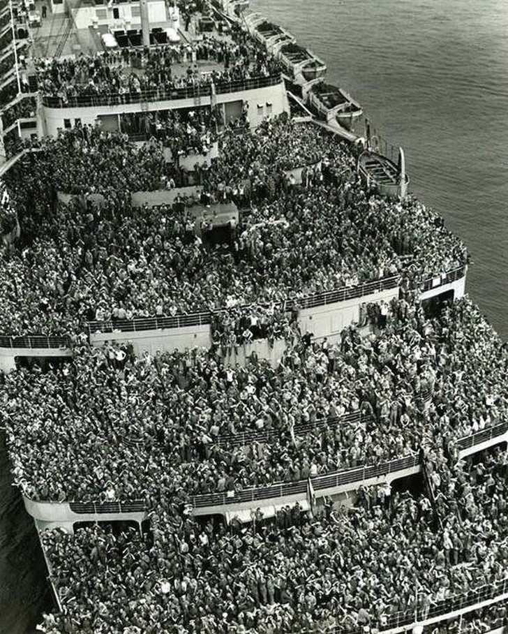 3. La Nave Queen Elizabeth trasporta le truppe americane nel porto di New York, 1945.