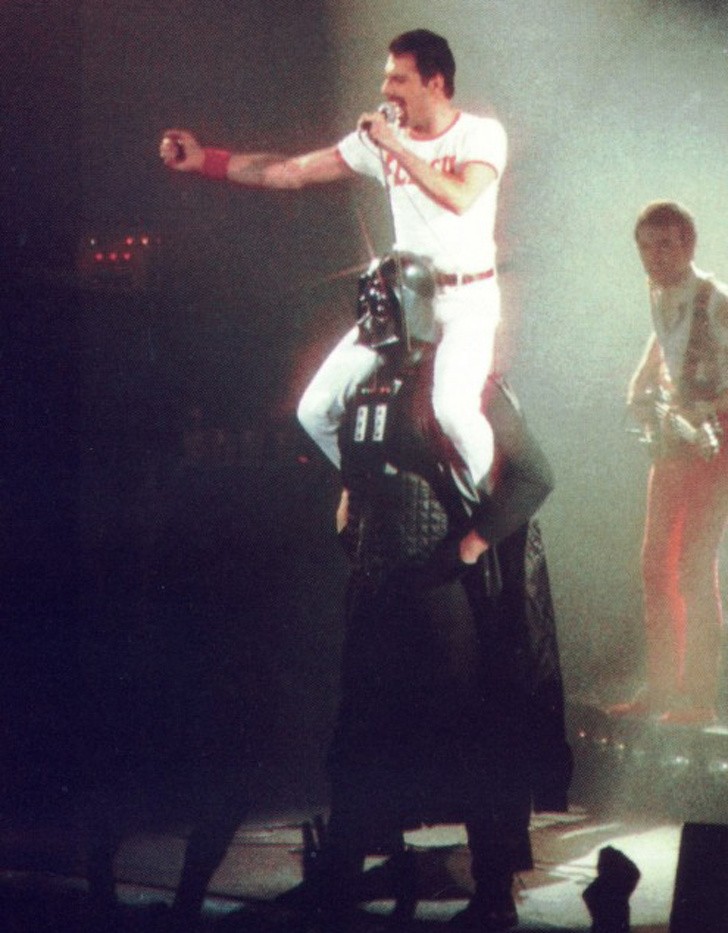 4. Darth Vader porta sulle spalle Freddie Mercury ad un concerto, 1980.