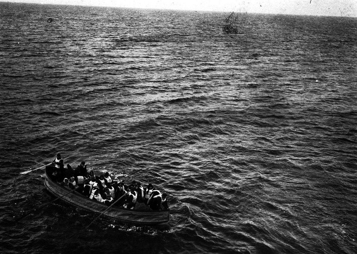 9. Sopravvissuti al Titanic in viaggio verso la nave di salvataggio Carpathia, 1912.
