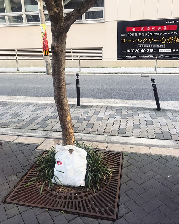 "Ho perso una busta su questa strada di Osaka, e quando sono tornato a cercarla il giorno dopo l'ho trovata vicino ad un albero: qualcuno l'ha messa lì e nessuno l'ha toccata."