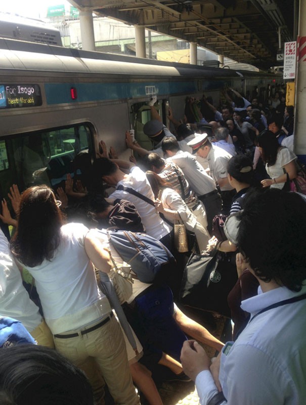 I passeggeri del treno uniscono le forze per liberare una donna rimasta incastrata tra il marciapiede e il vagone.