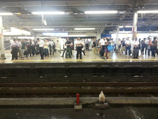 Ecco come la gente aspetta di salire sulla metro in arrivo.
