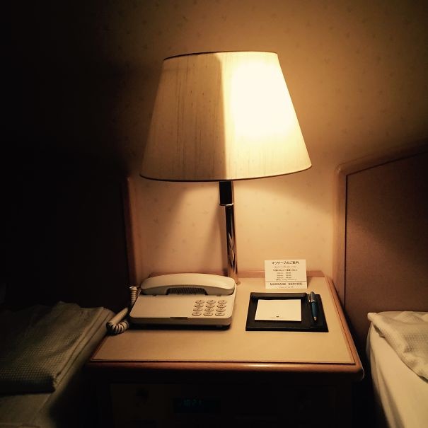L'abat-jour des chambres d'hôtel peut aussi être allumé que d'un côté.