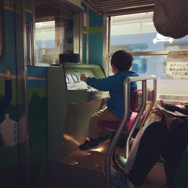Sui treni ci sono dei posti per bambini su cui possono giocare a guidare.