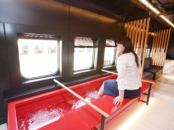 Una compagnia di treni offre ai viaggiatori un pediluvio per godersi il viaggio in tutto relax. 