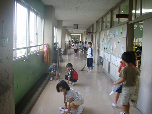 Dans de nombreuses écoles japonaises, il n'y a pas de concierge. Ce sont les élèves eux-mêmes qui nettoient, en signe de gratitude envers l'école et pour apprendre à devenir des membres plus productifs de la société.
