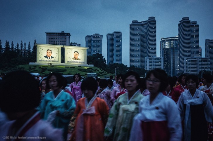 "Des jeunes Coréens du Nord marchent vers la place Kim Il-sung pour célébrer l'indépendance du pays du Japon."