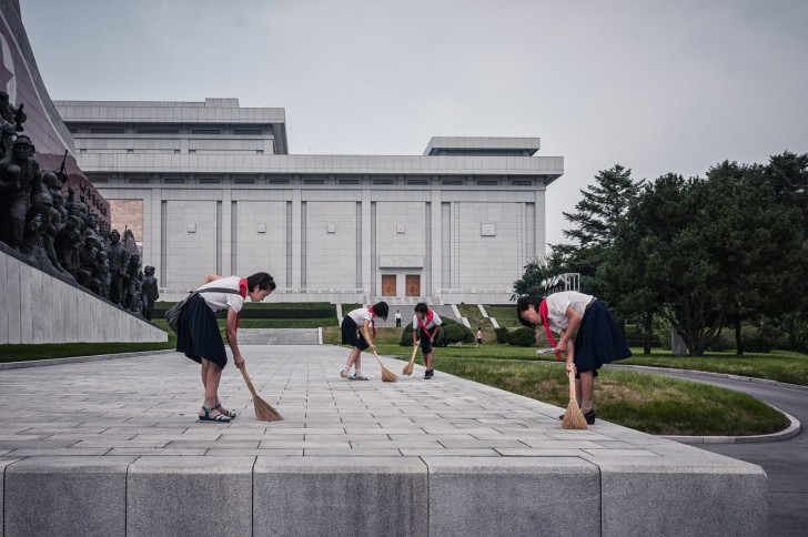 "Quand avez-vous vu pour la dernière fois des jeunes gens occidentaux nettoyer quelque chose ? D'ailleurs, la statue de gauche représente des soldats nord-coréens marchant sur un drapeau américain....".