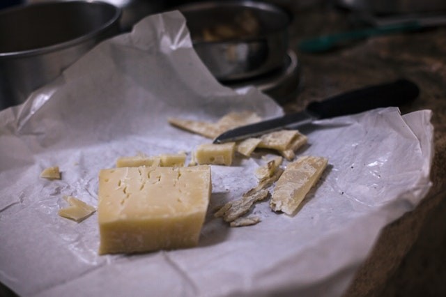 13. Bewahren Sie Käse immer in beschichtetem Papier eigewickelt auf!