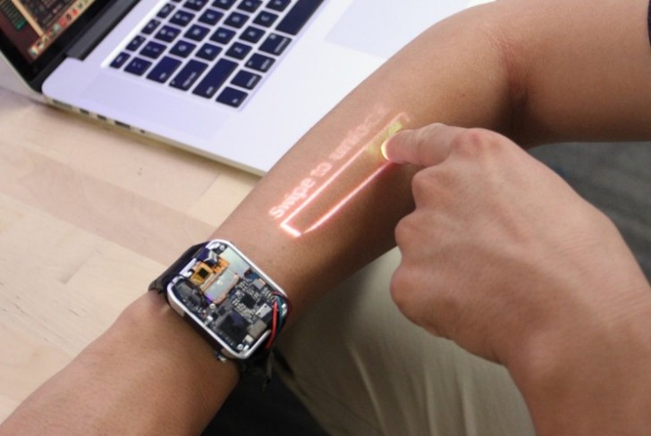 Si chiama Lumiwatch ed è un passo in avanti verso l'integrazione dello smartphone al corpo umano. Basta sbloccare l'orologio per attivare la proiezione sul braccio.