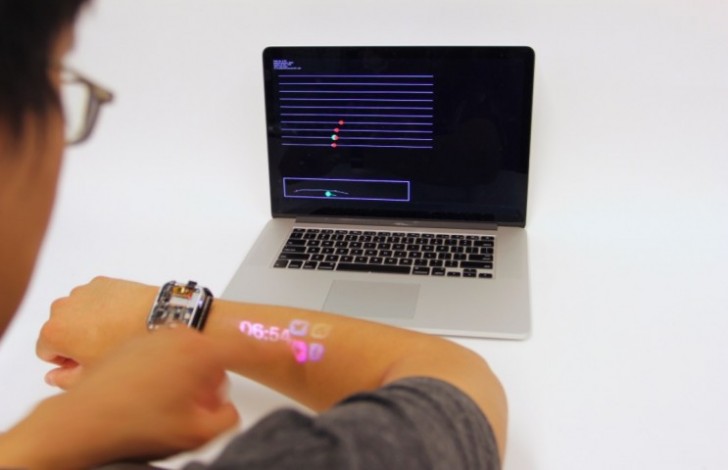 Il braccio si trasforma in un vero e proprio touchscreen: si può digitare e trascinare il dito, a secondo di quello che si vuole fare sullo 'schermo'.