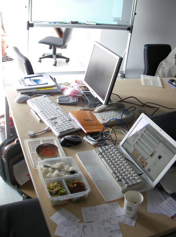 4. Mangiare seduti in ufficio