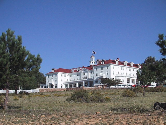 Lo Stanley Hotel, in cui lo stesso King alloggiò con la sua famiglia e da cui trasse ispirazione, fu costruito nel 1909.