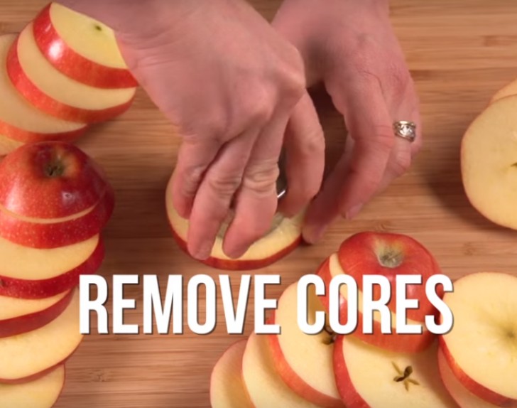 Prendete 3-4 mele della varietà Gala, tagliatele in fette dello stesso spessore e rimuovete la parte interna con uno stampino di piccole dimensioni.