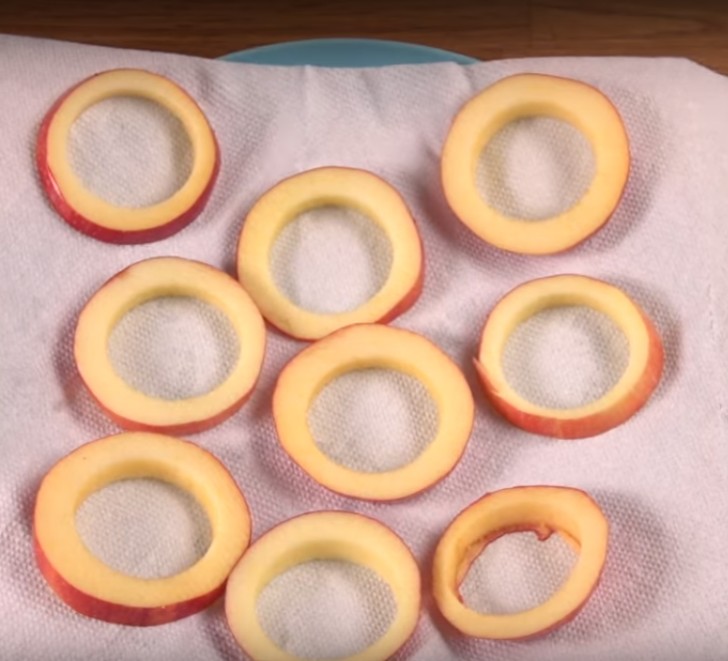 Leg de ringen op een ovenplaat met keukenpapier en bedek ze met een andere laag papier om overtollig water te verwijderen.