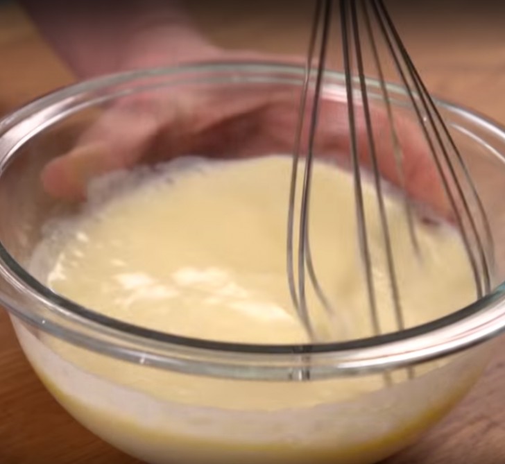 In einer anderen Schüssel 1 Ei und 250 ml Milch oder, falls verfügbar, 230 ml Buttermilch vermischen.