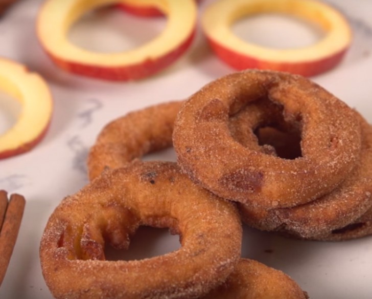 Wenn die Ringe fertig sind, können Sie sie mit einer Prise Zimt und Zucker bestreuen!