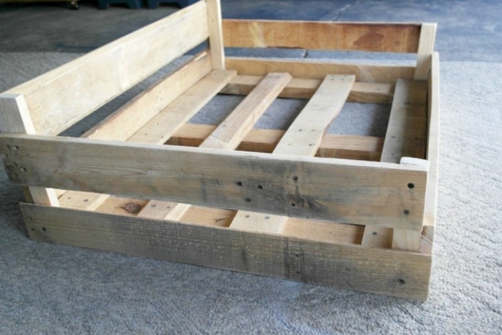 Se lo si desidera, si possono aggiungere delle tavole in legno che facciano da bordo e/o schienale alla struttura.