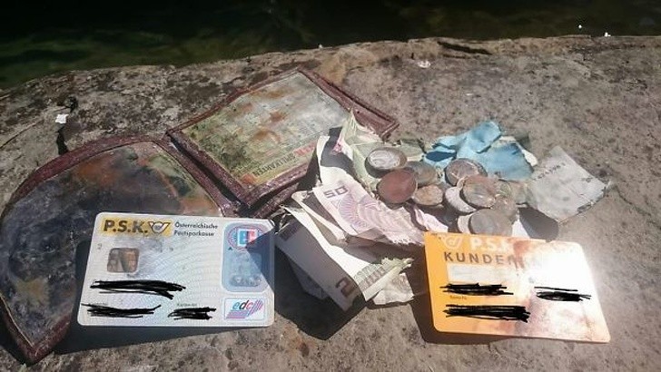 14. Un pescatore ha ripescato un portafoglio dal fondo del lago. Che aveva smarrito 20 anni prima.