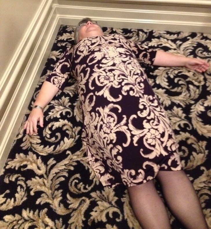 5. Quando la nonna si veste come il pavimento.