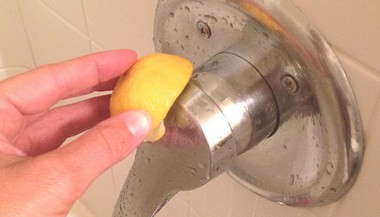 1. Frottez un demi-citron pour enlever les taches de calcaire des robinets.