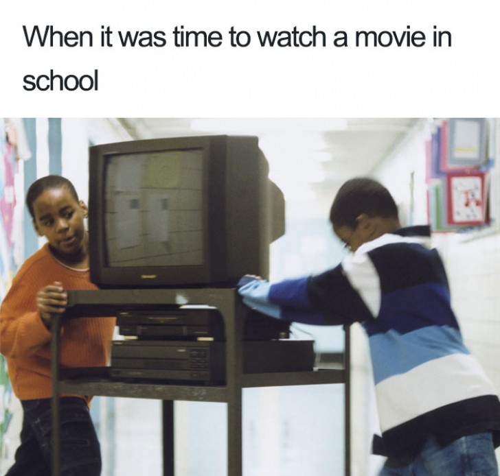 9. A l'école, quand il était temps de regarder un film à la télévision.