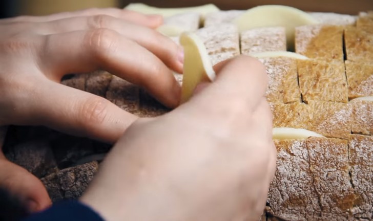 2. Tagliate il formaggio scelto a fettine sottili e inseritele fra un quadrato di pane e l'altro: più ne metterete più gustoso sarà il risultato finale!