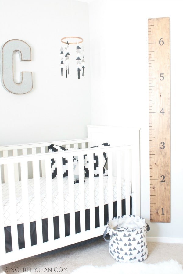 Een meter die de groei van je kind meet, eenvoudig gemaakt van een houten plank.