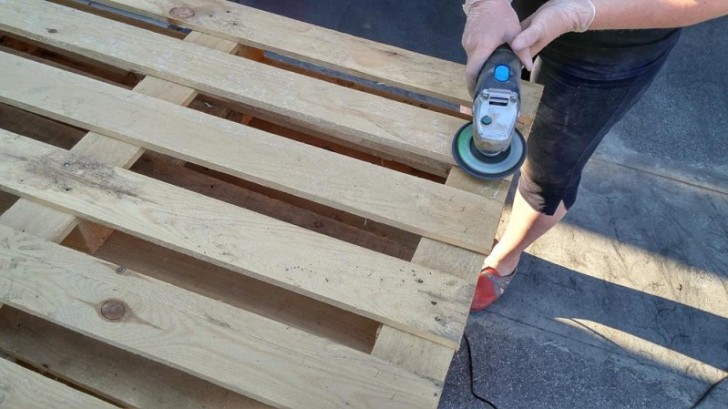 La première étape sera alors de poncer toutes les surfaces en bois, même si vous entrerez en contact direct avec elles sont en petite partie.