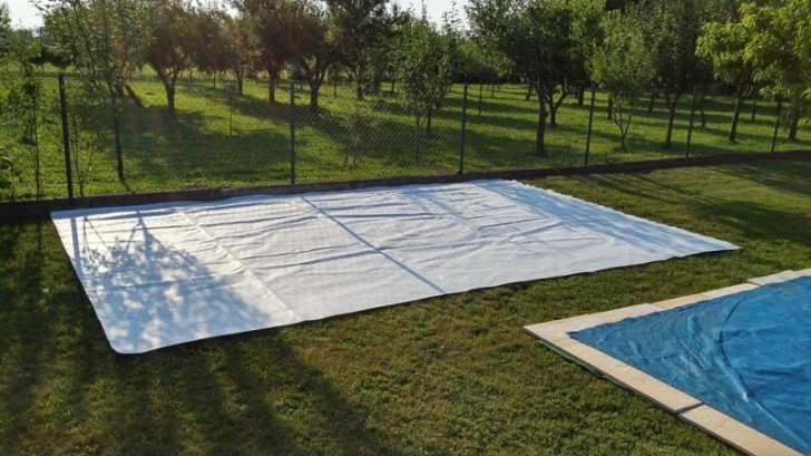 A sheet of geotextile fabric functions as the base of the structure, so as to prevent grass from coming into contact with the pallet.