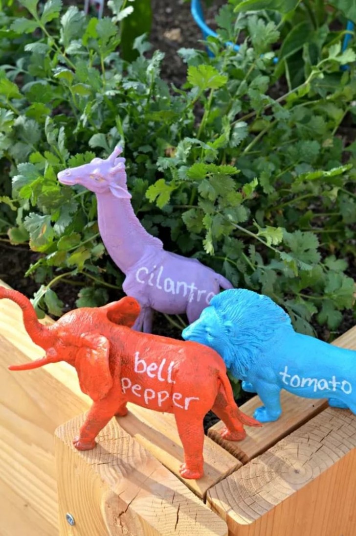 7. I dinosauri giocattolo che i vostri bambini non usano più possono sempre usati come targhetta per gli ortaggi piantati!