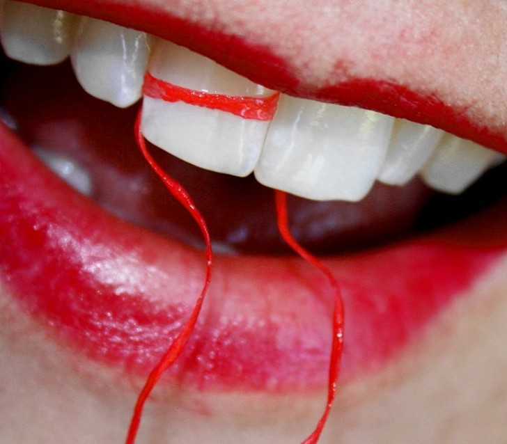 1. Lavare i denti due volte al giorno e passare il filo interdentale almeno una volta.