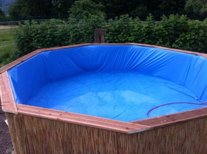 6. Ora potete riempire la piscina con il tubo dell'acqua: resisterà alla pressione.