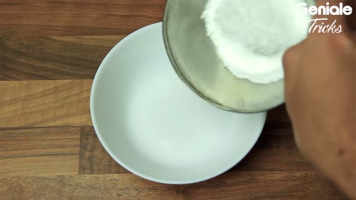 2. Versate tre cucchiai di bicarbonato di sodio in una vaschetta