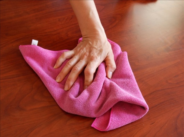 Per eliminare la polvere dai mobili, inumidite il panno in microfibra nell'ammorbidente.