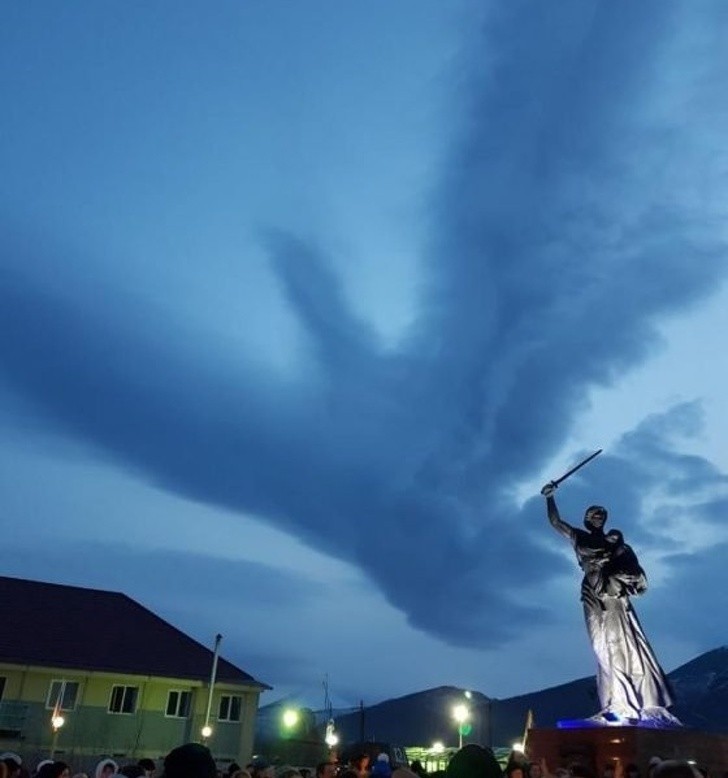 20. Fenice gigante nel cielo della Siberia