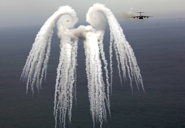 1. Ange colossal formé par les réacteurs d'un avion de chasse américain.