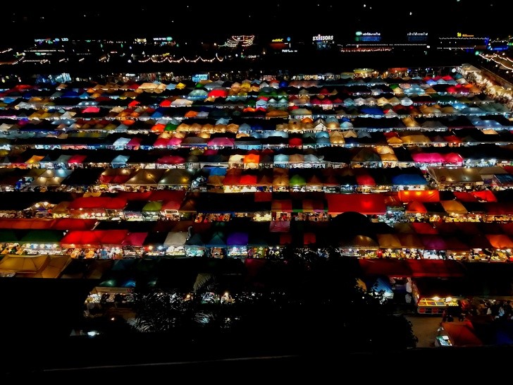 2. Il mercato di Bangkok di notte