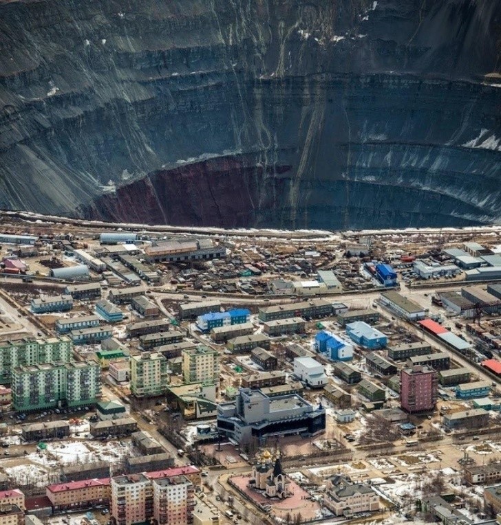 7. Piccola miniera di diamanti in Russia
