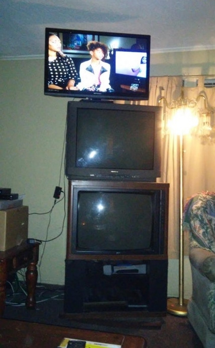 1. The layering of old television sets, also known as the "totem of laziness".