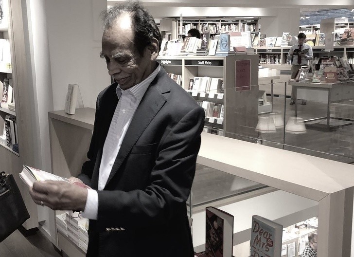 1. Este señor inmigrado hace tiempo ha vuelto a la libreria donde aprendio ingles 60 años antes, apenas llegado a los Estados Unidos, para comprar el libro escrito de su hijo.