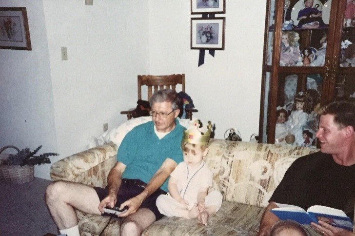 13. "Mijn vader is onlangs overleden en ik vond deze foto toevallig waarin hij me een videospelletje leert, mijn grote passie"