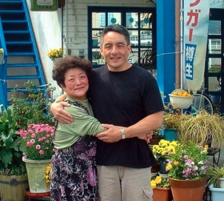 3. Este oficial americano procurou por toda a sua vida a sua mãe biológica que era japonesa. Depois ele descobriu que ela havia chamado o seu restaurante com o seu nome.