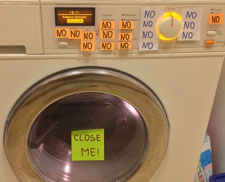 1. Como ensinar seu filho a ficar longe da máquina de lavar roupas.