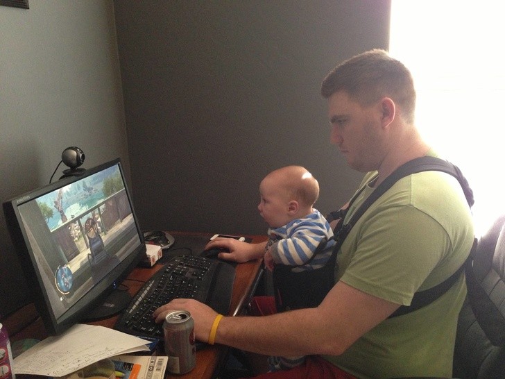 5. This father, instead, only wanted to play video games without losing sight of his son!