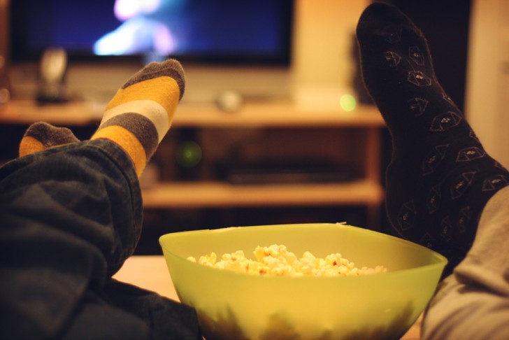 2. Ne mangez pas en regardant la télévision (ou en écoutant de la musique).