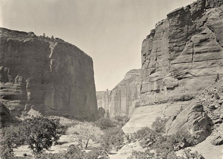 Die hohen Felsen des Chelly Canyon- Arizona