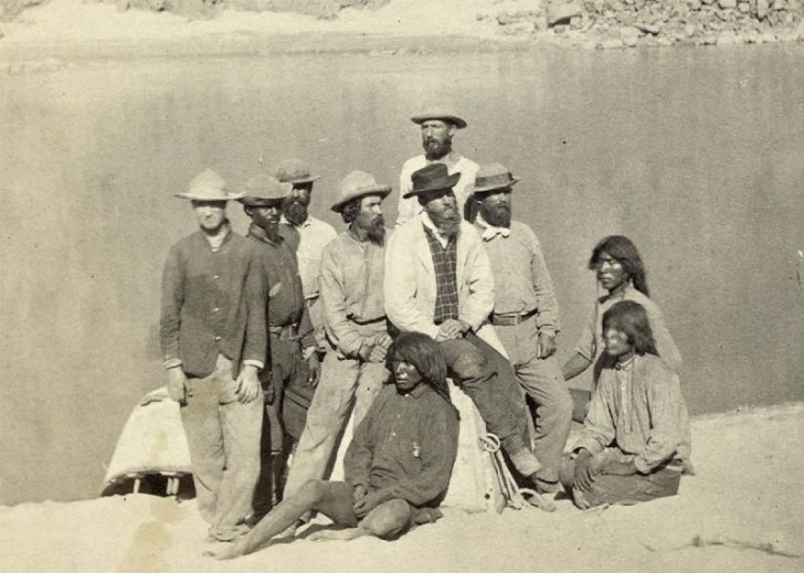Timothy O'Sullivan, Vierter von links, zusammen mit anderen Expeditionsteilnehmern und einigen Eingeborenen auf einer Etappe im heutigen Black Canyon des Gunnison - Colorado National Park.