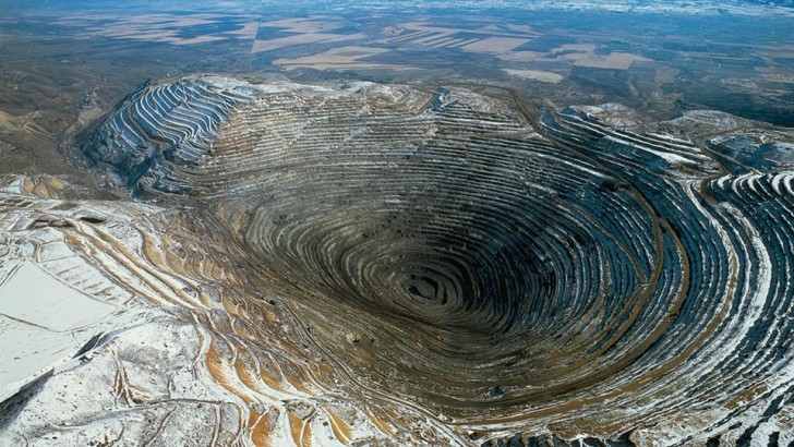 9. Miniera Canyon di Bingham, Utah: oltre 4.000 metri di diametro, oltre 1.000 metri di profondità.