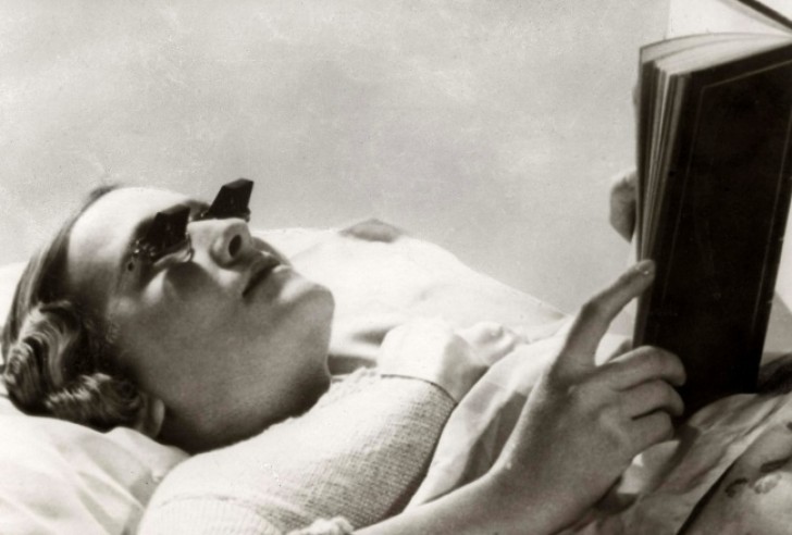 10. Vous aimez lire des livres au lit, mais votre cou en souffre ? Avec ces lunettes de lecture à prisme, le problème était résolu... Pas si inutile, après tout !